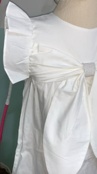 Vestido branco com laço